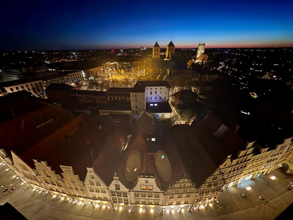 Foto: Daniel Meinert
Blick vom Lambertiturm auf die Giebelhäuser, leicht gebogen durch die Fotokameralinse, im Hintergrund Überwasserkirche und Paulusdom.