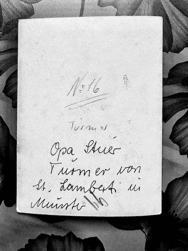 Die Rückseite eines Fotos, handschriftlich vermerkt: Opa Stüer Türmer von St. Lamberti in Münster