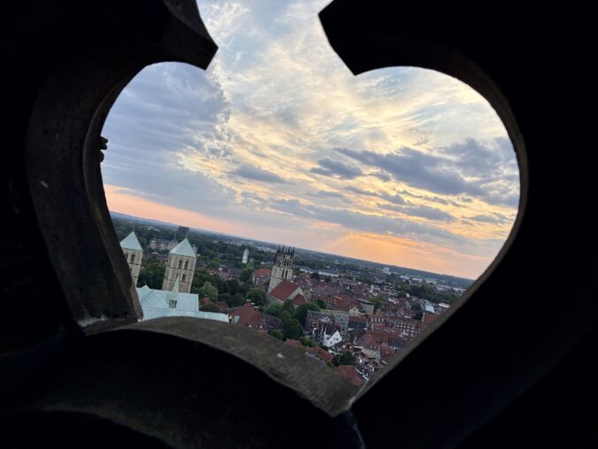 Blick in den Himmel durch Steine von St. Lamberti