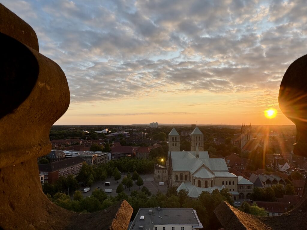 Sonnenuntergang rechts hinter dem Paulusdom.